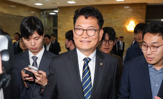 의총 마치고 본회의장 향하는 송영길