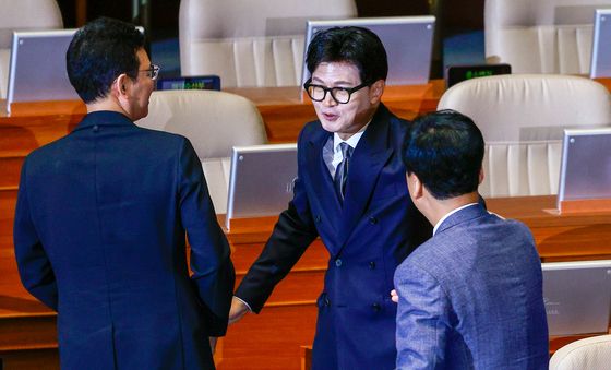 친한계 의원들과 인사하는 한동훈