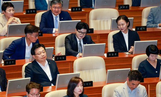 의원들과 대화하는 한동훈