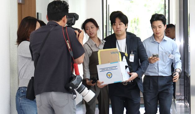 \'투표용지 부족 사태\' 과천 선관위 압수수색