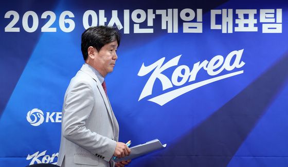 아시안게임 야구대표팀 명단 발표 기자회견 참석하는 류지현 감독