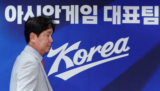 아시안게임 야구대표팀 명단 발표 기자회견 참석하는 류지현 감독