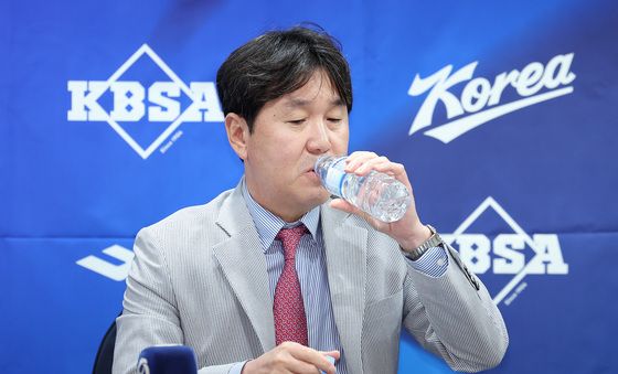 물 마시는 류지현 야구대표팀 감독