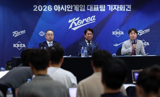 취재진 질문에 답하는 류지현 감독