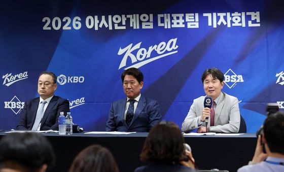 취재진 질문에 답하는 류지현 감독