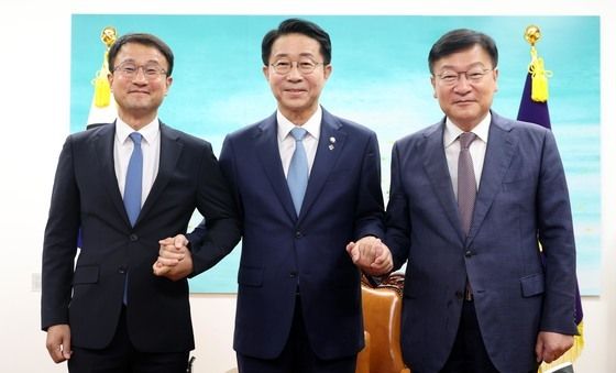 여야 원내대표 손잡은 조정식 국회의장