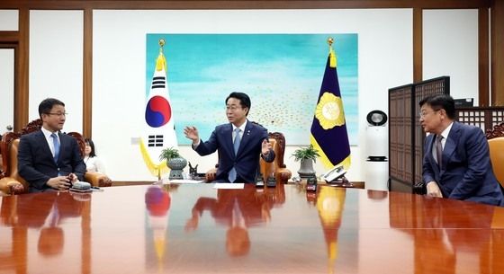 여야 만난 조정식 "원구성·비쟁점법안 조속 처리 협의"