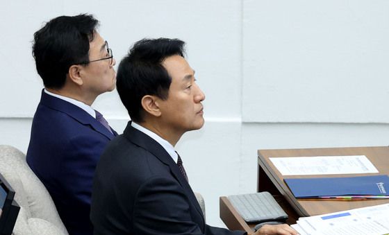 서울시의회 본회의 출석한 오세훈 시장
