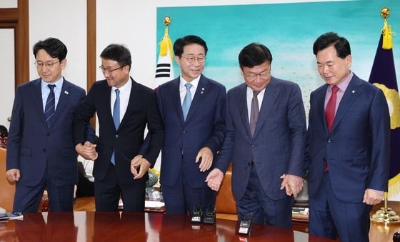 '각자 자리로'