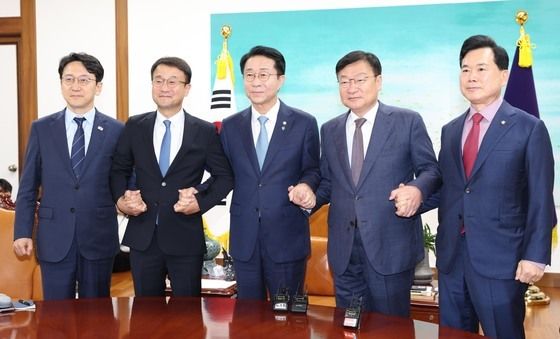 여야 원내지도부 손잡은 조정식 의장