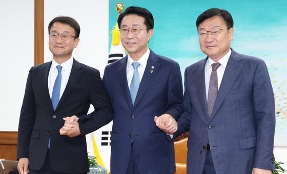 한병도·정점식 원내대표 손잡은 조정식 의장