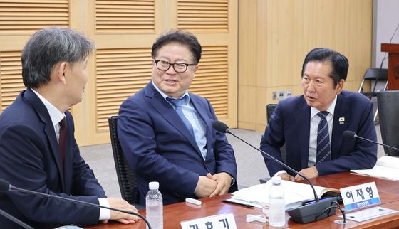 대화나누는 정청래 대표