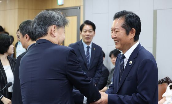 참석자들과 인사 나누는 정청래 대표