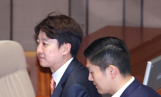 본회의장 나서는 이준석·김재섭