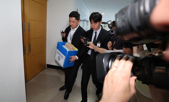 과천 선관위서 자료 들고 이동하는 서울경찰청 광역범죄수사대