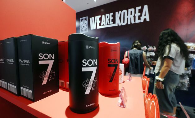 다양한 대표팀 굿즈 살펴보는 시민들
