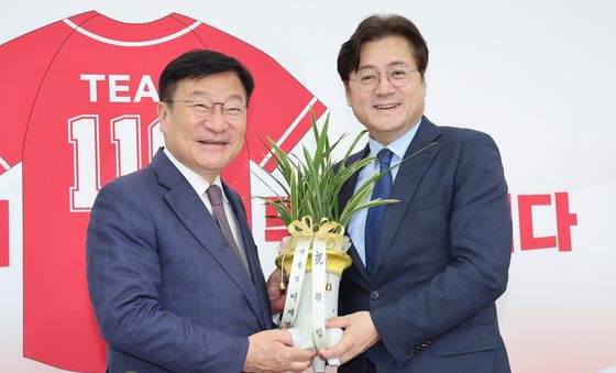 이재명 대통령 축하 난 받는 정점식 원내대표