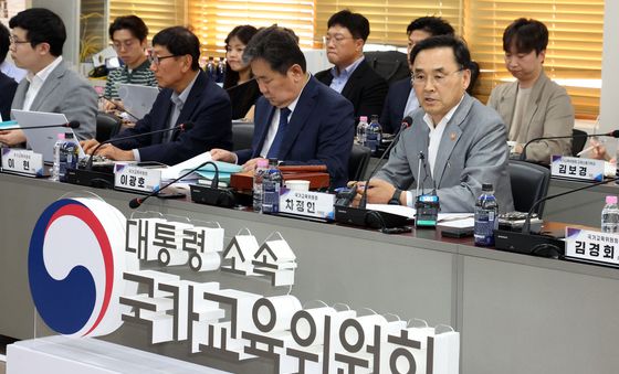 모두 발언하는 차정인 위원장