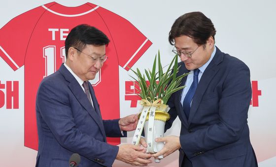 취임 축하 난 받는 정점식 원내대표