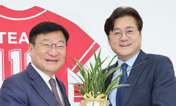 이재명 대통령 축하 난 받는 정점식 원내대표