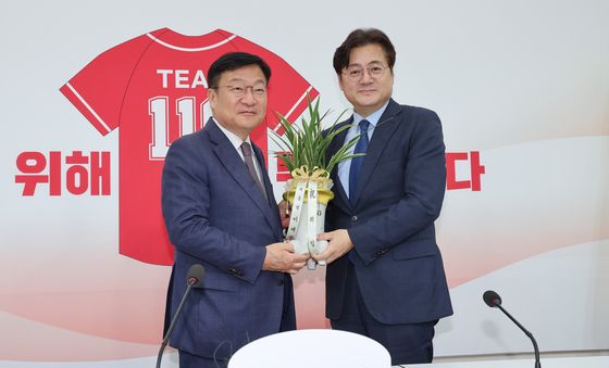 정점식 원내대표에게 축하 난 전달하는 홍익표 정무수석