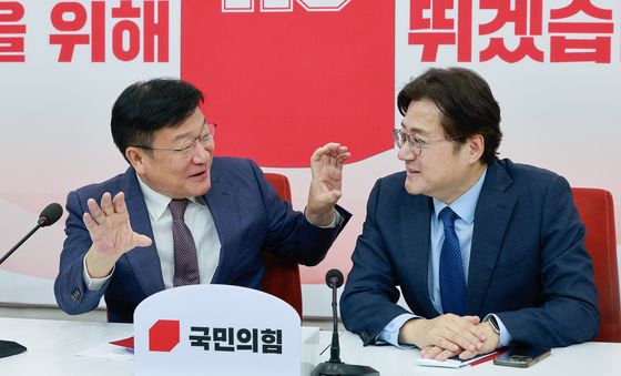 홍익표 정무수석과 대화 나누는 정점식 원내대표