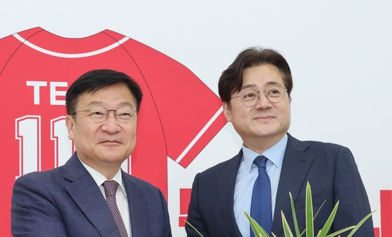 홍익표 정무수석과 악수하는 정점식 원내대표