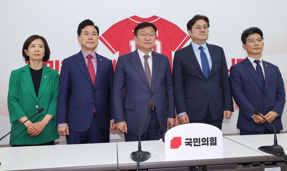 홍익표 정무수석, 정점식 국민의힘 신임 원내대표 예방