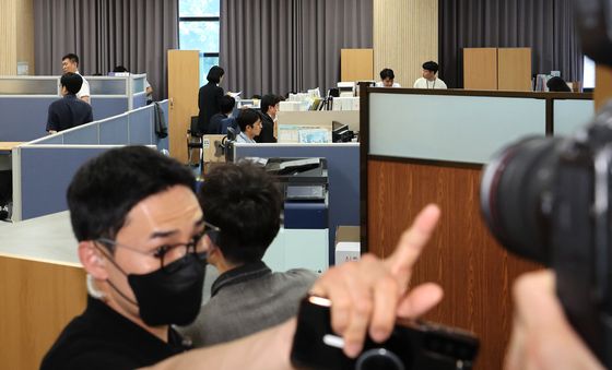 과천 선관위 압수수색 하는 서울경찰청 광역범죄수사대