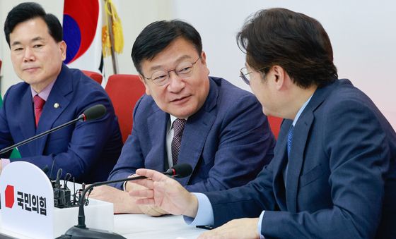 대화 나누는 정점식·홍익표