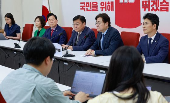 정점식 신임 원내대표 취임 축하하는 靑