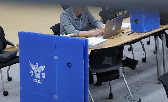 과천 선관위 압수수색하는 서울경찰청 광역범죄수사대