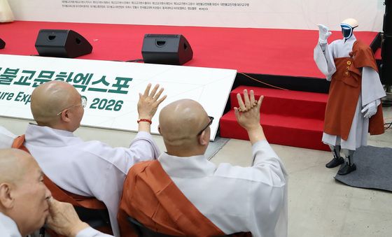 손 흔들며 인사하는 로봇 스님