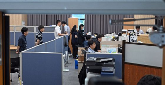 '투표용지 부족 사태' 선관위 압수수색