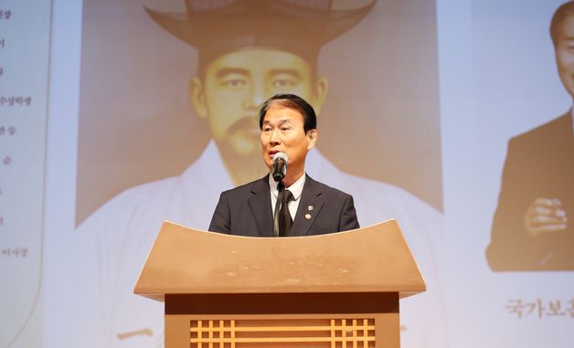 추모사 하는 권오을 장관