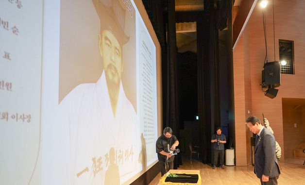 정시해 의사 추모하는 권오을 장관