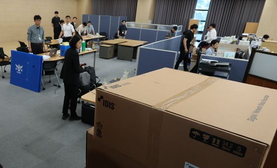 압수수색으로 분주한 과천 선관위