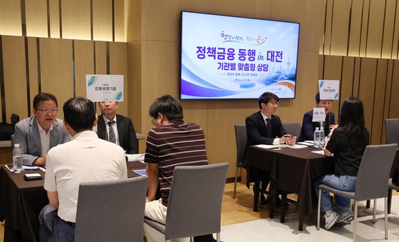 정책 금융 상담받는 기업인