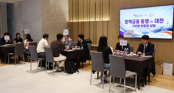 금융상담받는 기업인