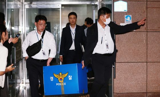 압수품 나르는 검경 합동수사본부 수사관들