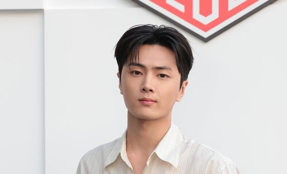 포즈 취하는 엔하이픈 제이