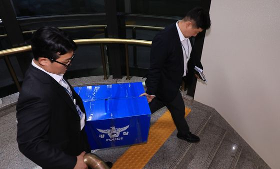 압수품 들고 나서는 수사관들