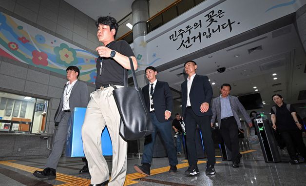 '6·3 지방선거 투표용지 부족 사태' 과천 중앙선관위 압수수색 종료