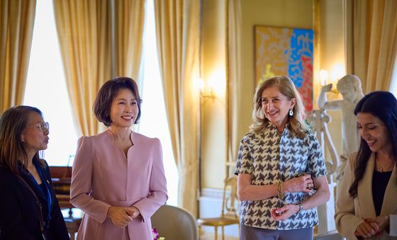 대화 나누는 김혜경 여사