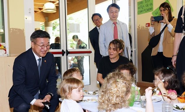 이탈리아 어린이 보육시설 찾은 윤호중 장관