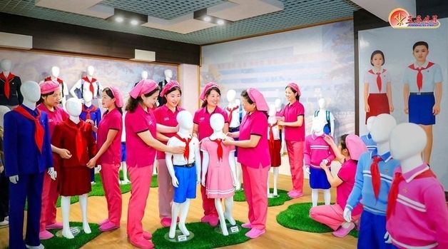 北, 평양학생교복공장 조명…미래세대 정책 강조