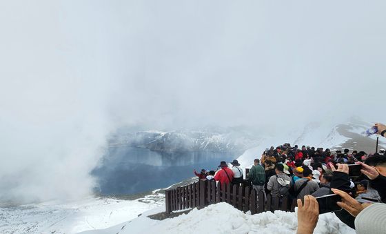 백두산 정상에서 바라본 천지
