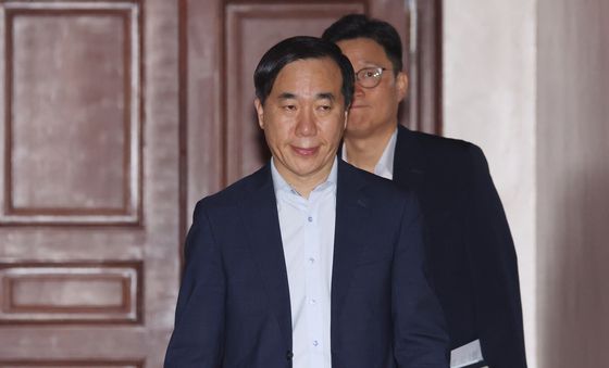 비상경제본부회의 참석하는 유수영