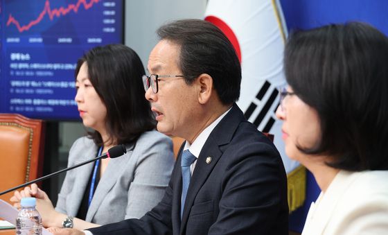 현안 관련 답변하는 강준현 민주당 수석대변인