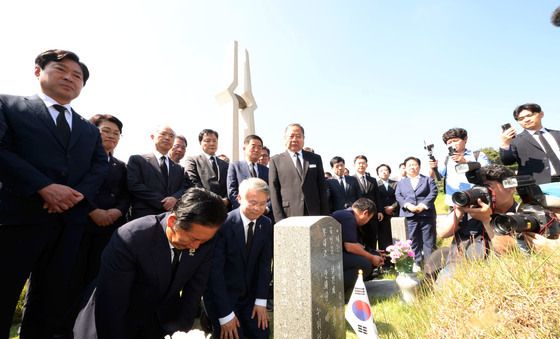 정청래 대표 박관현 묘역서 무릎 꿇고 묵념